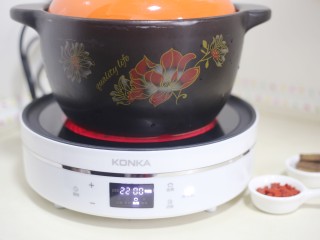 8、小米山药粥,放电陶炉上小火煮22分钟。