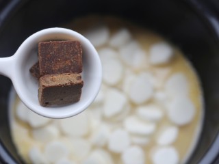 9、小米山药粥,加入红糖。