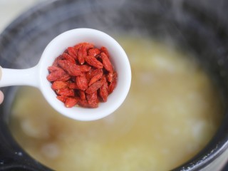 10、小米山药粥,加入枸杞。煮2分钟。