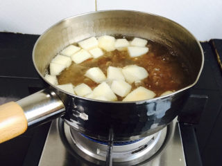 7、蔓越莓苹果桃胶糖水+冬日暖心菜,倒入苹果小火煮8分钟