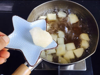 8、蔓越莓苹果桃胶糖水+冬日暖心菜,放入黄冰糖