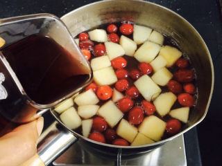 11、蔓越莓苹果桃胶糖水+冬日暖心菜,倒入美国蔓越莓汁搅拌均匀