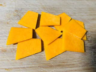 2、南瓜鸡蛋羹,南瓜洗净切薄片