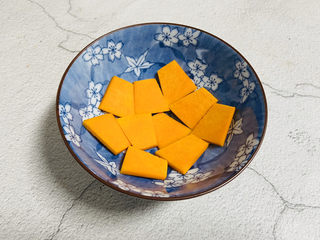 3、南瓜鸡蛋羹,码入碗内