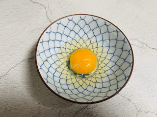 4、南瓜鸡蛋羹,鸡蛋打入碗中