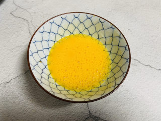 5、南瓜鸡蛋羹,充分打散
