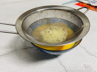 8、南瓜鸡蛋羹,过筛一遍