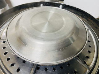 10、南瓜鸡蛋羹,取个盘子倒盖上再盖上锅盖中火蒸八分钟后再关火焖两分钟