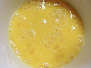 6、豆腐蒸蛋,将白糖和鸡蛋搅拌均匀。