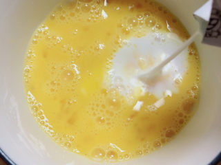 7、豆腐蒸蛋,倒入200ml牛奶。