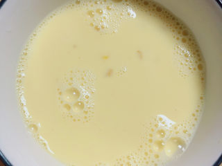 8、豆腐蒸蛋,将蛋奶搅拌均匀。