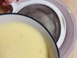 9、豆腐蒸蛋,将蛋液过滤到大碗中。