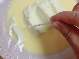 11、豆腐蒸蛋,将碗包上保鲜膜，扎一些小洞。