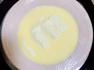 12、豆腐蒸蛋,锅中烧开水，将大碗放入锅中，大火蒸12分钟。