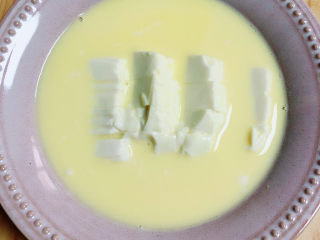 10、豆腐蒸蛋,豆腐和蛋奶准备好了。