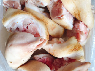 2、黄豆焖猪蹄,猪蹄拔毛后用火烧一下，冲洗干净