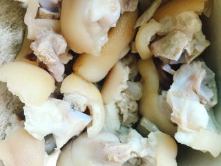 4、黄豆焖猪蹄,捞出后用凉水冲洗干净