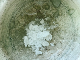 6、黄豆焖猪蹄,放入冰糖