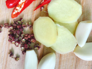 11、黄豆焖猪蹄,准备好花椒粒、生姜片、大蒜、小米辣