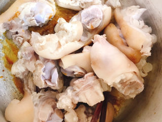 9、黄豆焖猪蹄,倒入猪蹄