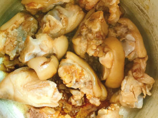 10、黄豆焖猪蹄,翻炒均匀