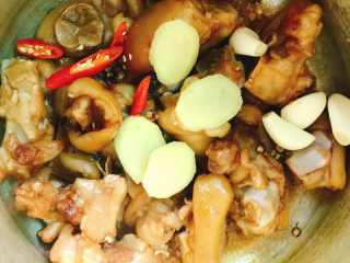 12、黄豆焖猪蹄,放入锅中