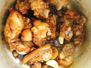 13、黄豆焖猪蹄,炒至完全上色