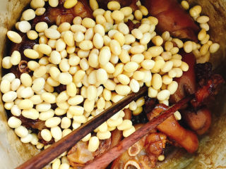 14、黄豆焖猪蹄,倒入黄豆