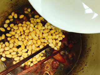 15、黄豆焖猪蹄,加入清水
