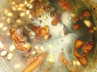 16、黄豆焖猪蹄,刚刚淹没猪蹄即可。