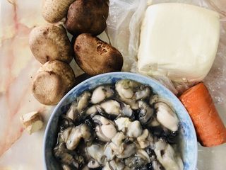 1、牡蛎豆腐汤,准备所有材料
