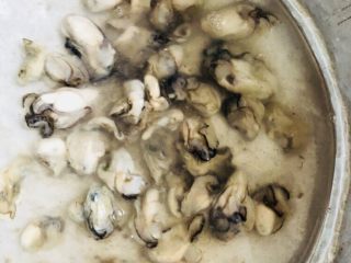 2、牡蛎豆腐汤,牡蛎洗净，轻轻地一个个洗，剥去少许海蛎壳