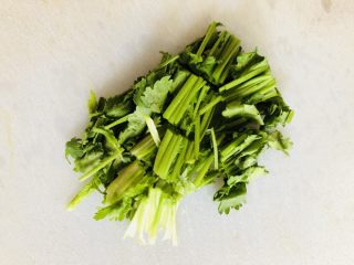 4、牡蛎豆腐汤,香菜洗净切段