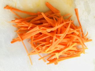 5、牡蛎豆腐汤,胡萝卜去皮切成细丝