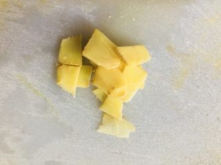 6、牡蛎豆腐汤,生姜去皮洗净切成薄片