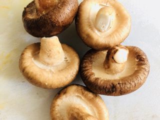 7、牡蛎豆腐汤,香菇洗净