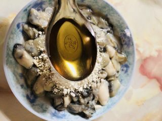 11、牡蛎豆腐汤,加入一勺料酒