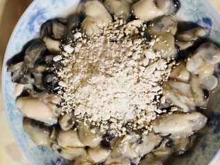 10、牡蛎豆腐汤,海蛎加入适量地瓜粉