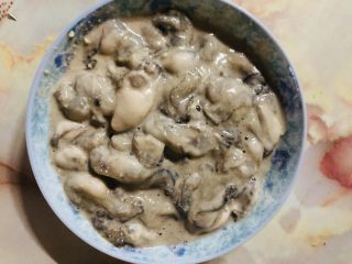 13、牡蛎豆腐汤,用手轻轻抓匀腌制一会