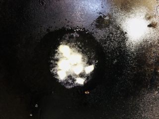 15、牡蛎豆腐汤,加入姜片爆香