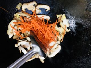 17、牡蛎豆腐汤,加入胡萝卜丝继续翻炒
