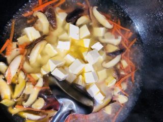 20、牡蛎豆腐汤,煮开后放入豆腐块