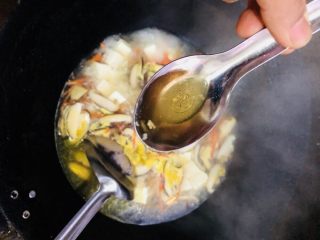 22、牡蛎豆腐汤,加入一勺料酒，翻炒均匀后盖上锅盖焖3-5分钟