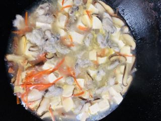 25、牡蛎豆腐汤,开锅放入海蛎，注意分开放，会熟得比较均匀