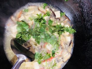 27、牡蛎豆腐汤,放入香菜
