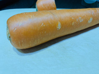 1、芹菜炒胡萝卜,胡萝卜半根；