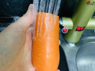 2、芹菜炒胡萝卜,洗净；