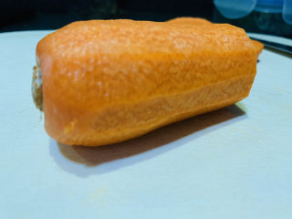 3、芹菜炒胡萝卜,削皮；