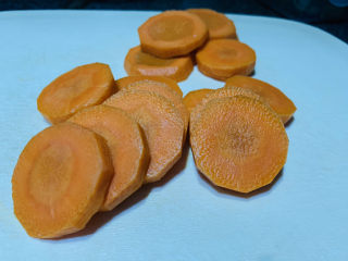 4、芹菜炒胡萝卜,切厚片；