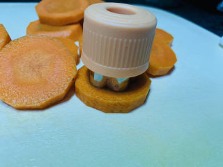 5、芹菜炒胡萝卜,用花瓣型模具按压厚切的胡萝卜；